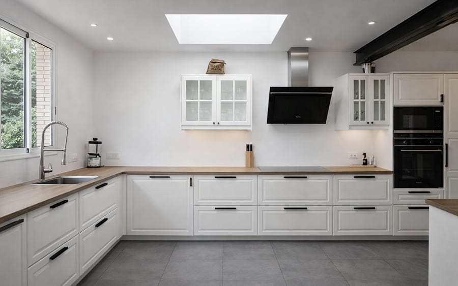 Rénovation cuisine équipée sur mesure avec îlot central - Réalisation EVIBATI