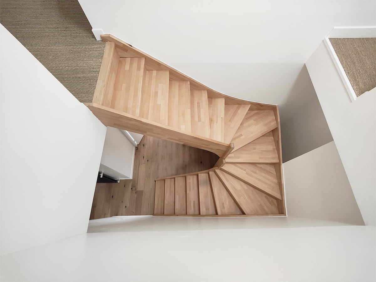 Menuiserie intérieure et extérieure : dressing sur mesure et escalier bois - EVIBATI