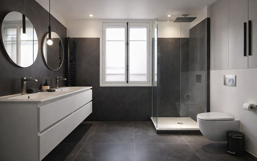 Réalisation rénovation salle de bain moderne avec douche à l'italienne - EVIBATI